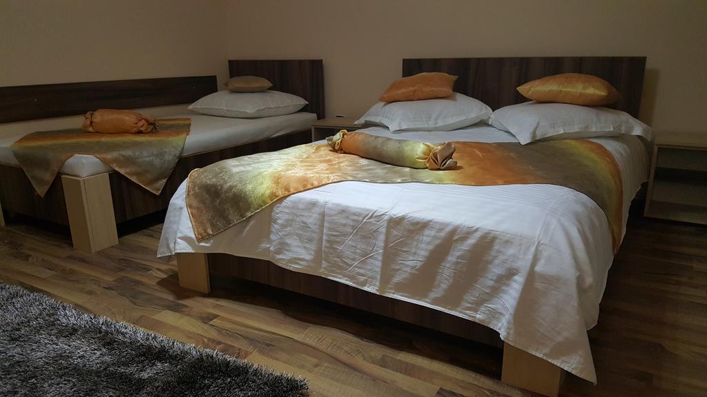 מלון Târgu Jiu Casa Alex חדר תמונה