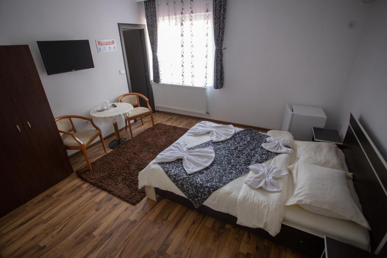 מלון Târgu Jiu Casa Alex מראה חיצוני תמונה