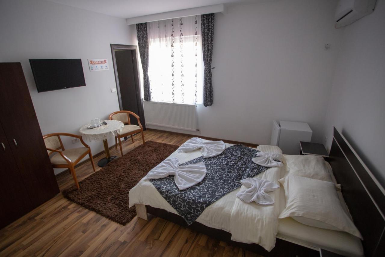 מלון Târgu Jiu Casa Alex מראה חיצוני תמונה